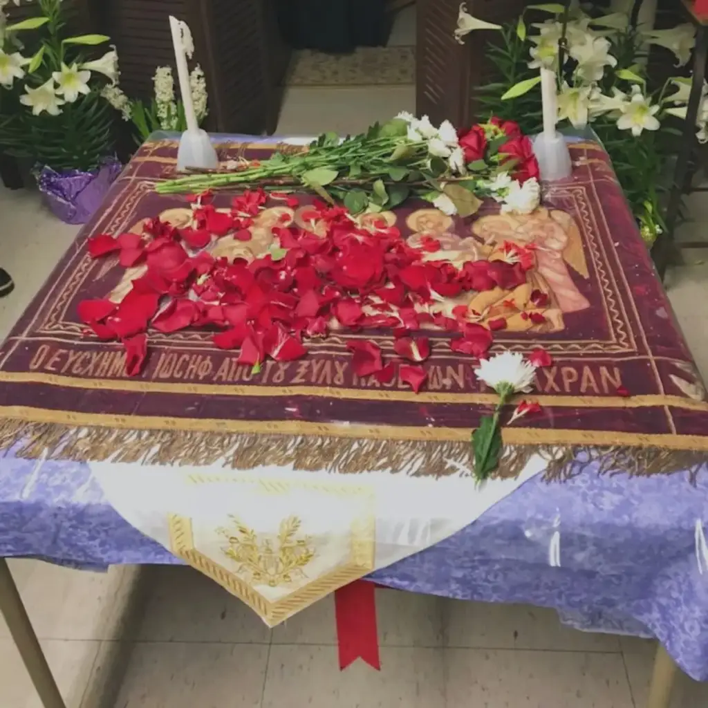 Roses arranged on a table during Holy Week.