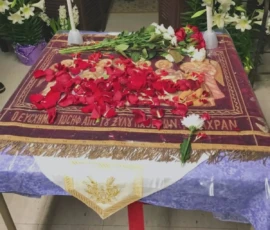 Roses arranged on a table during Holy Week.